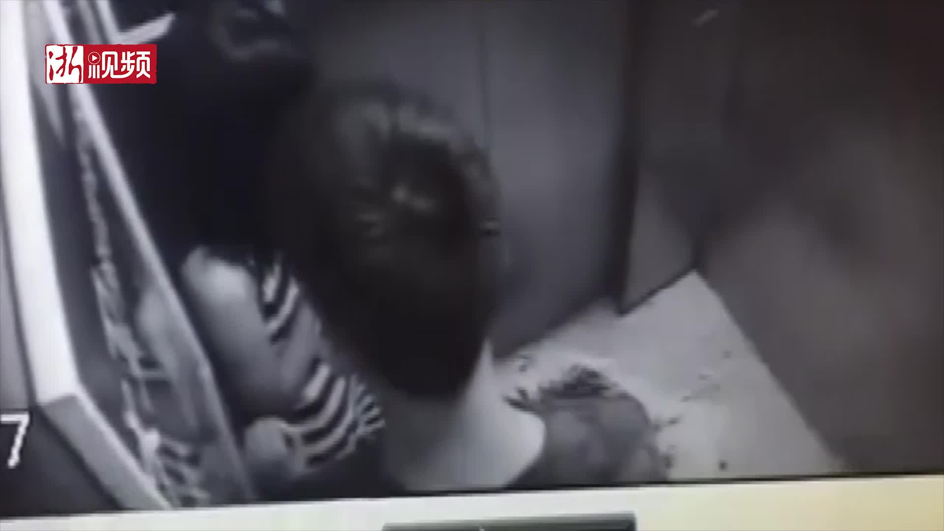 恐怖!电梯内男子突然掐住女孩脖子