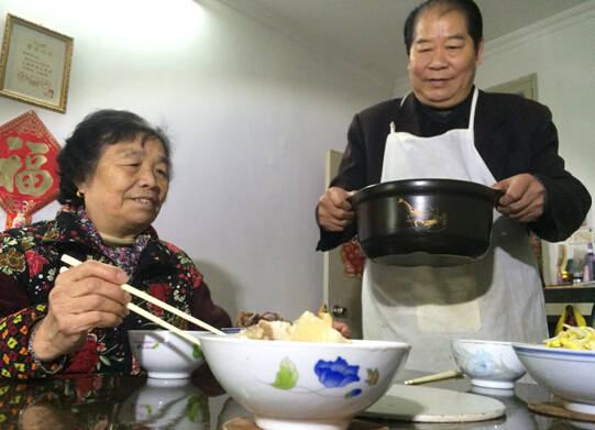 时间长了,大家都不叫他的名字了,而是直接唤他"老娘舅"