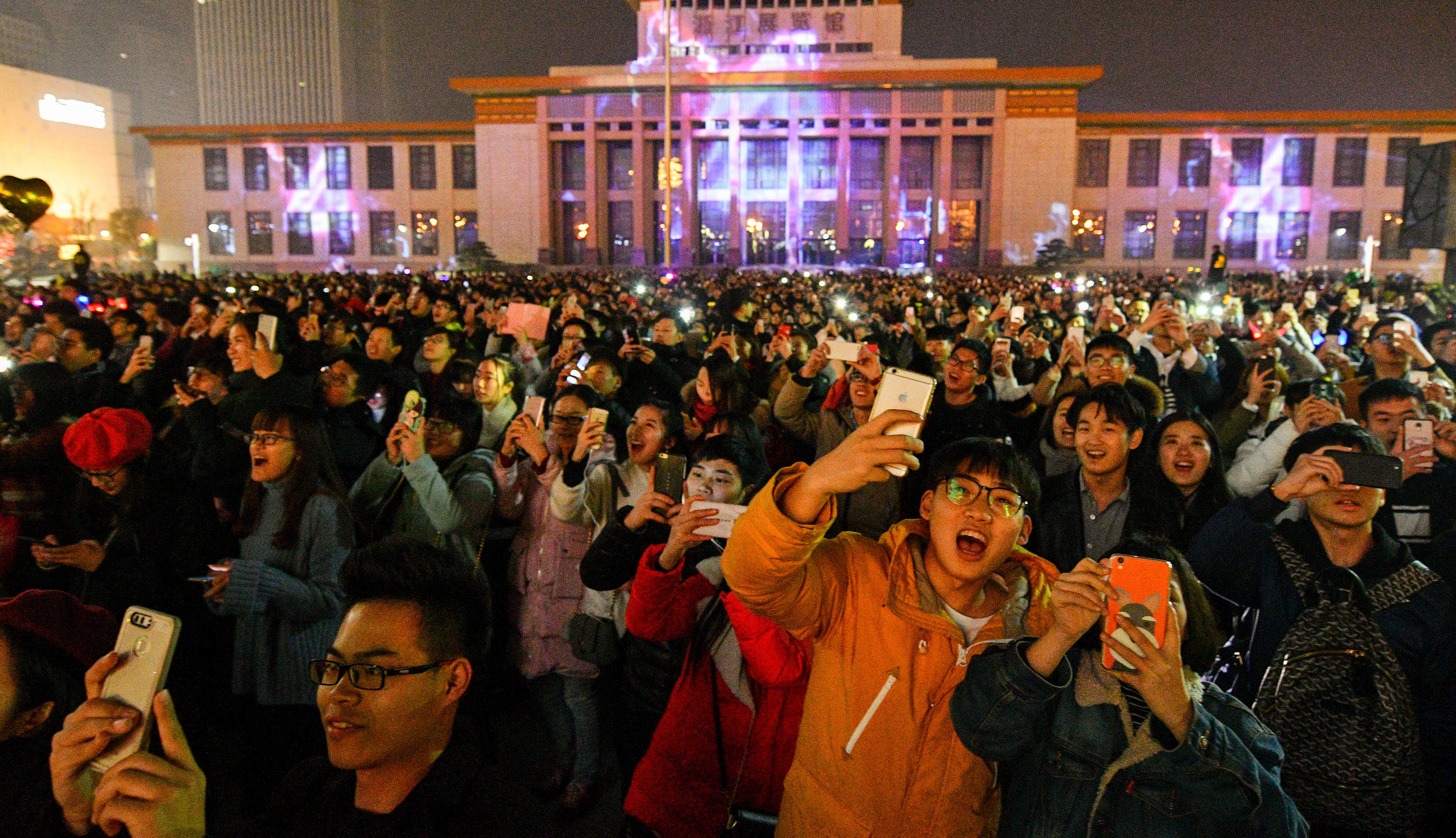 杭州西湖举行元旦冬泳迎新活动