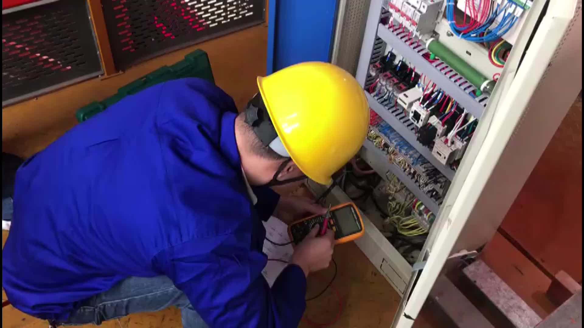 选手正在维修电梯.