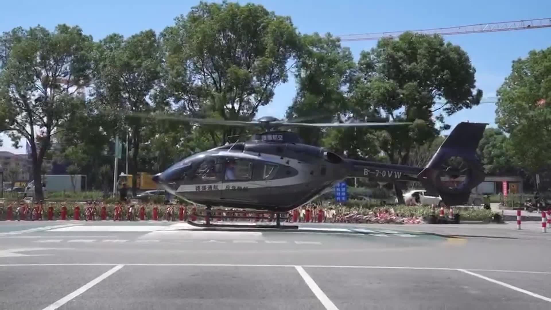 救援直升机转运两位温岭重伤员赴杭州治疗